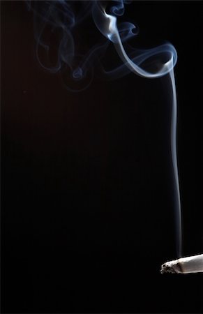 simsearch:400-04021903,k - Burning cigarettes, black background Foto de stock - Super Valor sin royalties y Suscripción, Código: 400-04556751