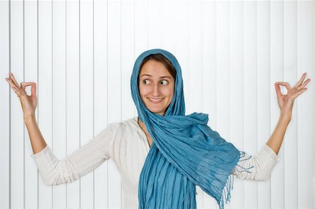 Beautiful young woman posed with a blue scarf and a fun expression. Foto de stock - Royalty-Free Super Valor e Assinatura, Número: 400-04556833