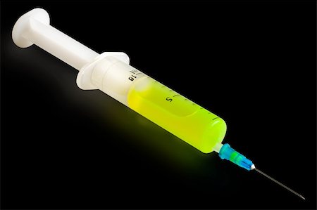 simsearch:400-05240096,k - Syringe with green fluorescent liquid isolated on black. Fotografie stock - Microstock e Abbonamento, Codice: 400-04557515