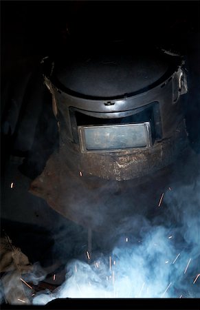 simsearch:700-03698098,k - a welder working at shipyard at night Foto de stock - Super Valor sin royalties y Suscripción, Código: 400-04557832