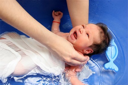 simsearch:400-06416407,k - A baby girl in a bathtub at her mother Foto de stock - Super Valor sin royalties y Suscripción, Código: 400-04558047