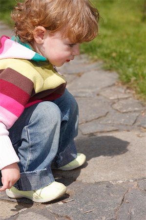 simsearch:700-02990008,k - A child on the stone path in a green garden. Foto de stock - Royalty-Free Super Valor e Assinatura, Número: 400-04558290