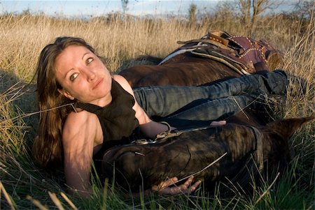 simsearch:400-04660370,k - young woman and her blackhorse laid down in a field Photographie de stock - Aubaine LD & Abonnement, Code: 400-04558457