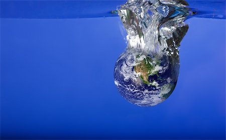simsearch:400-06639488,k - A globe sinking in water with bubbles Photographie de stock - Aubaine LD & Abonnement, Code: 400-04558850