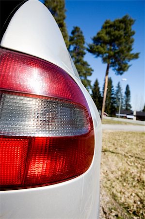 eco travel - A rear view of a car in nature with tree and sky Foto de stock - Super Valor sin royalties y Suscripción, Código: 400-04558871