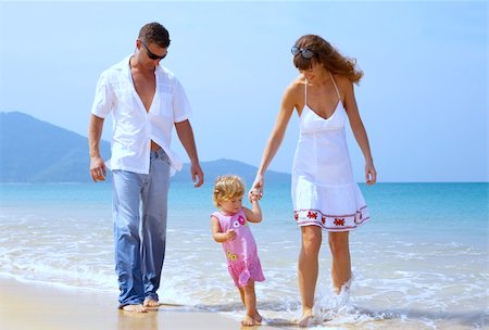 simsearch:400-04062793,k - view of young family having fun on the beach Photographie de stock - Aubaine LD & Abonnement, Code: 400-04559614