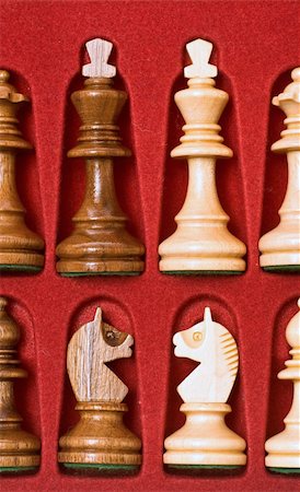 Wooden chess pieces in a velvet red case, ready to play. Stockbilder - Microstock & Abonnement, Bildnummer: 400-04559685