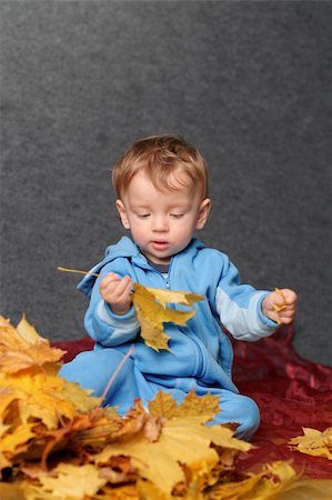simsearch:400-05375824,k - Small kid in blue suit plays with autumn leafs Photographie de stock - Aubaine LD & Abonnement, Code: 400-04559757