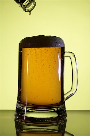 simsearch:400-05062911,k - Beer in a glass. Yellow light backgrounds. Foto de stock - Super Valor sin royalties y Suscripción, Código: 400-04559931