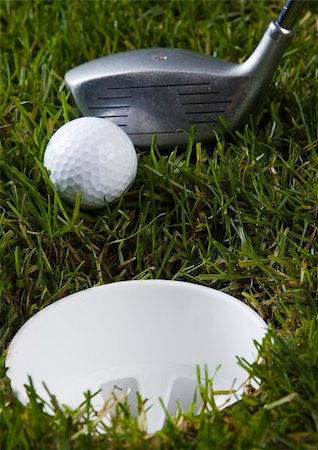 range shooting - Golf ball on tee in grass. Foto de stock - Super Valor sin royalties y Suscripción, Código: 400-04550508