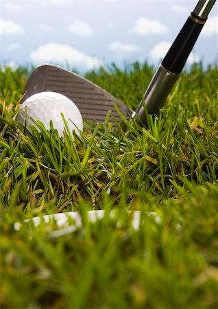 range shooting - Golf ball on tee in grass. Foto de stock - Super Valor sin royalties y Suscripción, Código: 400-04550509