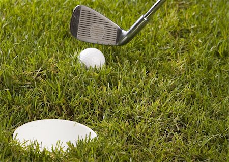 range shooting - Golf ball on tee in grass. Foto de stock - Super Valor sin royalties y Suscripción, Código: 400-04550517