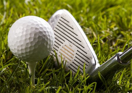 range shooting - Golf ball on tee in grass. Foto de stock - Super Valor sin royalties y Suscripción, Código: 400-04550519
