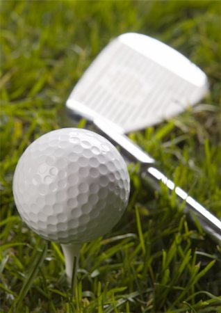 range shooting - Golf ball on tee in grass. Foto de stock - Super Valor sin royalties y Suscripción, Código: 400-04550524