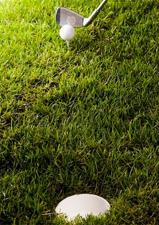range shooting - Golf ball on tee in grass. Foto de stock - Super Valor sin royalties y Suscripción, Código: 400-04550525
