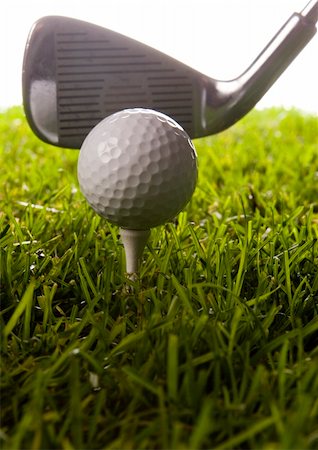 range shooting - Golf ball on tee in grass. Foto de stock - Super Valor sin royalties y Suscripción, Código: 400-04550526