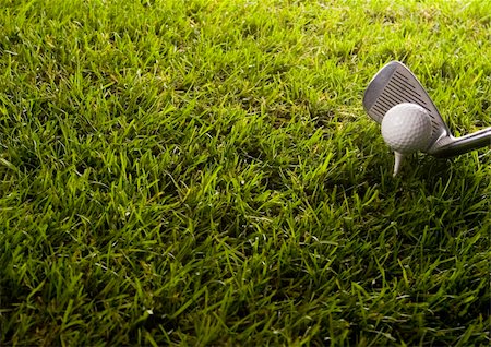 range shooting - Golf ball on tee in grass. Foto de stock - Super Valor sin royalties y Suscripción, Código: 400-04550529