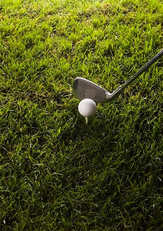 range shooting - Golf ball on tee in grass. Foto de stock - Super Valor sin royalties y Suscripción, Código: 400-04550521