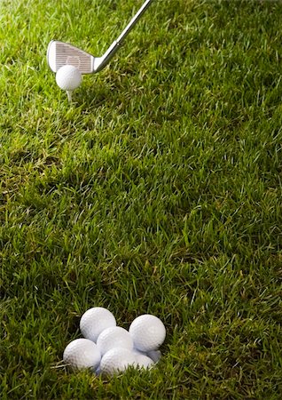 range shooting - Golf ball on tee in grass. Foto de stock - Super Valor sin royalties y Suscripción, Código: 400-04550530