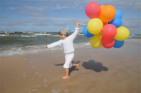 run straw hat run - Cute girl running with balloons on the sandy beach Stock Photo - Budget Royalty-Free & Subscription, Code: 400-04551301