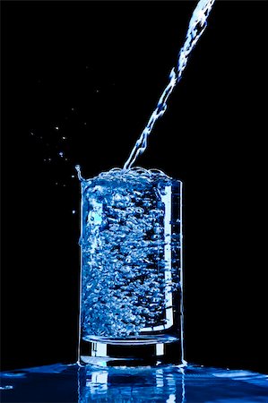 simsearch:614-06624533,k - View of glass getting filled with water on black back Foto de stock - Super Valor sin royalties y Suscripción, Código: 400-04552094