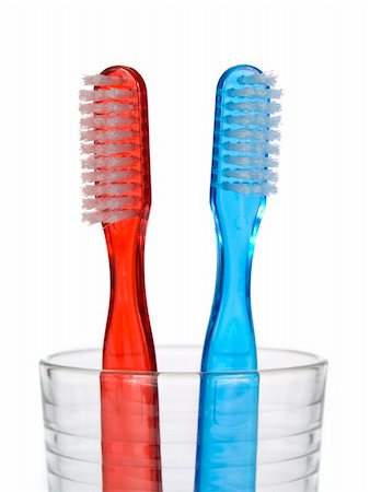 simsearch:400-04552289,k - Two toothbrushes in a glass over white background. Foto de stock - Super Valor sin royalties y Suscripción, Código: 400-04552286