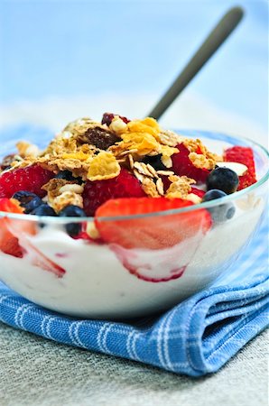 simsearch:400-04416748,k - Serving of yogurt with fresh berries and granola Stock Photo - Budget Royalty-Free & Subscription, Code: 400-04553235