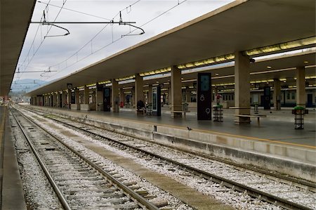 Florence Santa Maria Novella railway station empty lanes Stockbilder - Microstock & Abonnement, Bildnummer: 400-04553919