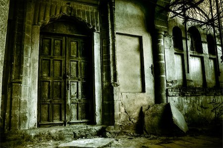 dundanim (artist) - Front of a creepy old house - vintage greenish version Fotografie stock - Microstock e Abbonamento, Codice: 400-04564457