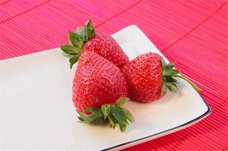 simsearch:400-07993543,k - Three strawberries on a white plate Fotografie stock - Microstock e Abbonamento, Codice: 400-04564773