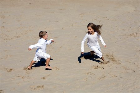 fabthi (artist) - Brother and sister happily running in the sand at the beach in a beutiful sunny day Photographie de stock - Aubaine LD & Abonnement, Code: 400-04565740