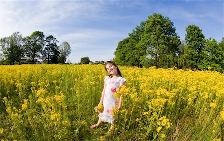 Happy Little Girl in a Flower Field Foto de stock - Royalty-Free Super Valor e Assinatura, Número: 400-04567653