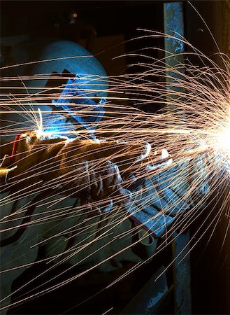 simsearch:632-03500560,k - a welder working at shipyard at night Photographie de stock - Aubaine LD & Abonnement, Code: 400-04567787