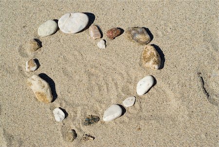 dragon_fang (artist) - A heart shape on the beach, made of smooth stones Fotografie stock - Microstock e Abbonamento, Codice: 400-04568345