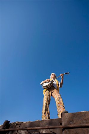 Banjo Player with groovy clothes against a wide sky Photographie de stock - Aubaine LD & Abonnement, Code: 400-04568369