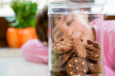 simsearch:400-06643567,k - little girl looking at cookies in a jar Stockbilder - Microstock & Abonnement, Bildnummer: 400-04568404