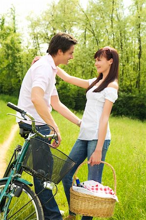 simsearch:400-04059847,k - couple in park with holding picnic basket, hugging and smiling Stockbilder - Microstock & Abonnement, Bildnummer: 400-04568407