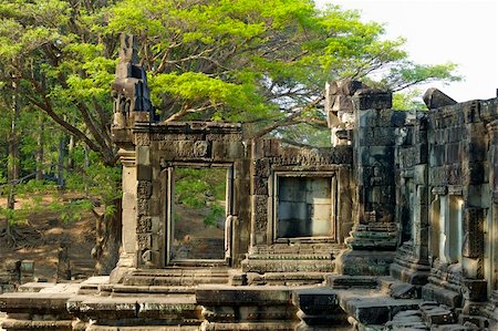 simsearch:400-04592509,k - A temple in the central Angkor thom,Siem Reap,Cambodia Foto de stock - Super Valor sin royalties y Suscripción, Código: 400-04568436