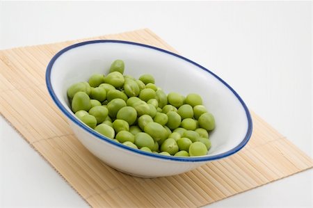 simsearch:400-05075296,k - Fresh green peas on bowl, studio shot. Stock Photo - Budget Royalty-Free & Subscription, Code: 400-04569024