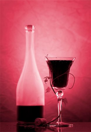simsearch:400-05383095,k - red wine glass and bottle Stockbilder - Microstock & Abonnement, Bildnummer: 400-04569044