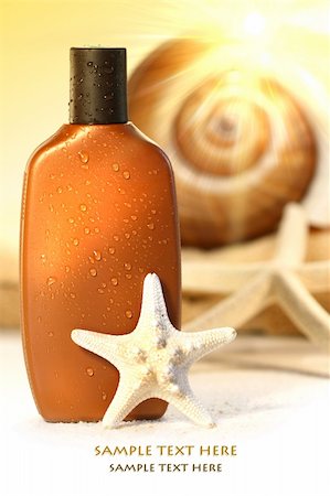 simsearch:400-04806901,k - Suntan lotion and seashells with sunny  background Foto de stock - Royalty-Free Super Valor e Assinatura, Número: 400-04569234