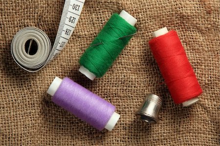 simsearch:400-05099725,k - The image of accessories to sewing - a thread, a needle, a thimble Foto de stock - Super Valor sin royalties y Suscripción, Código: 400-04560055