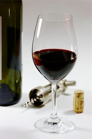 simsearch:6109-08204317,k - a glas of red wine and a wine bottle, the cork and the corkscrew Foto de stock - Royalty-Free Super Valor e Assinatura, Número: 400-04560647