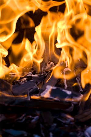 simsearch:400-03971021,k - Fire in charcoal briquette barbeque grill. Foto de stock - Super Valor sin royalties y Suscripción, Código: 400-04560661