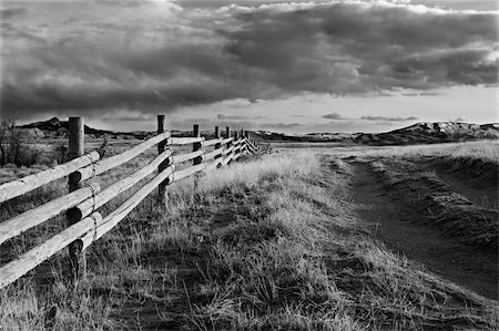 fence running through the landscape of Wyoming, coverted to black and white Photographie de stock - Aubaine LD & Abonnement, Code: 400-04560755