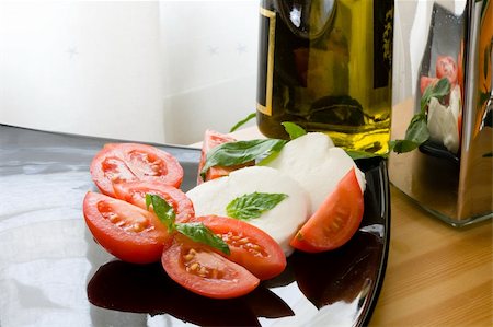 simsearch:400-07669697,k - fresh italian mozzarella cheese salad with basil leaves and olive oil Foto de stock - Super Valor sin royalties y Suscripción, Código: 400-04561585