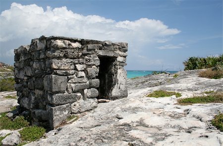 simsearch:851-02958595,k - A shot of the Tulum ruins and beautiful turquoise Caribbean Sea. (Mayan Ruins, Mexico) Photographie de stock - Aubaine LD & Abonnement, Code: 400-04561766