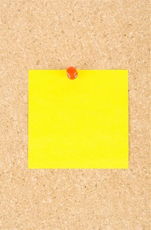 simsearch:400-05910146,k - yellow sticky note on a cork board Photographie de stock - Aubaine LD & Abonnement, Code: 400-04561956