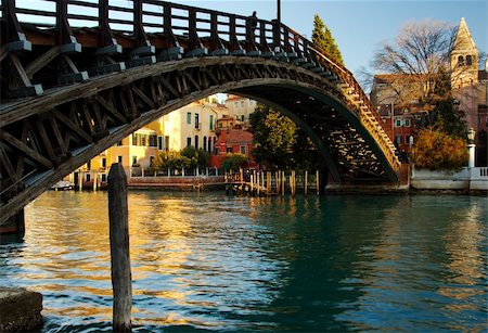 A morning photo of the Accademia Bridge, Venice, Italy Foto de stock - Royalty-Free Super Valor e Assinatura, Número: 400-04562781