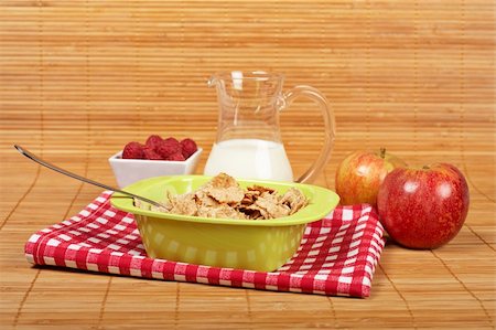 simsearch:400-04416748,k - A bowl of cornflakes, milk, two apples and raspberries on bamboo mat Stock Photo - Budget Royalty-Free & Subscription, Code: 400-04562842